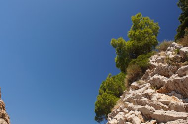 Karadağ, muhteşem güzel kokulu çam, gök mavisi ve doğal katmanlı Dağları arka plan Budva desen.
