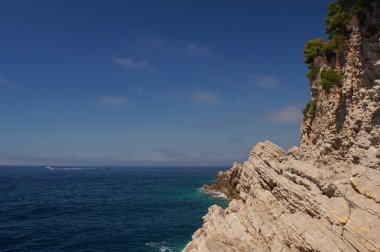 Karadağ, muhteşem güzel kokulu çam, mavi deniz ve doğal desen arka plan Budva dağlarda katmanlı.