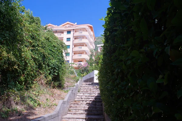 Viejas escaleras que conducen a la casa, un patrón típico para las ciudades costeras —  Fotos de Stock