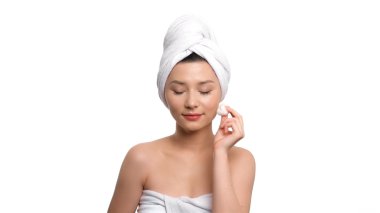 Güzel kız banyo yüzünü silerek sonra