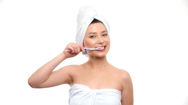 büyük diş diş fırçası tutan kadın