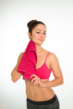 Bir havlu ile silinerek izole fitness kadın