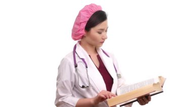 Beyaz bir arka plan üzerinde eğitim doktor