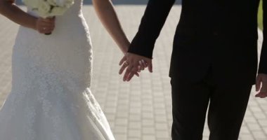 Birlikte yürüyüş, el ele tutuşarak Düğün çifti