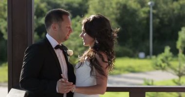 Çift düğün sarılma ve öpüşme