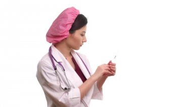 Kadın doktor yalıtılmış bir şırınga tutarak