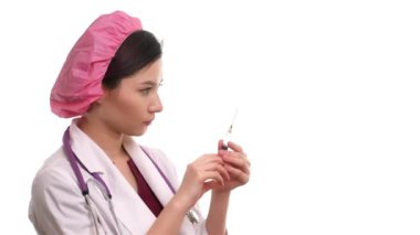 İzole bir şırınga tutarak Woamn doktor