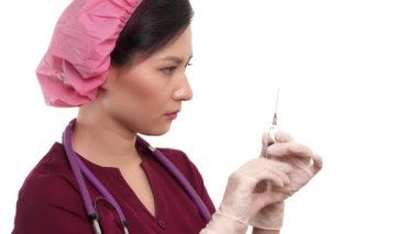 Enjektör ile kadın Asyalı hemşire