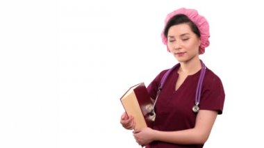 Kitaplar ile gülümseyen kadın hemşire öğrenci