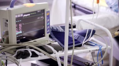 Takım cerrah arka planda iş başında