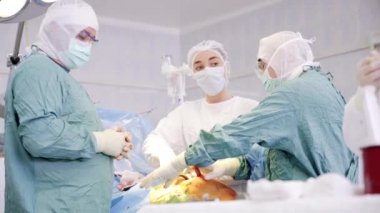 Takım cerrah operasyon odasında