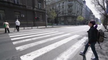 Kadın gezi yürüyen yaya geçidi