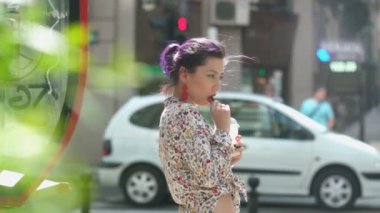 Shake güneşli içme genç güzel kadın