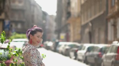 Güneşli günde sokakta yürüyen güzel genç kadın