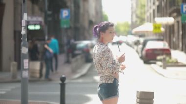 Shake içmeye sokakta yürüyen genç kadın