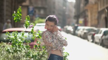 sokakta yürüyen mutlu genç kadın