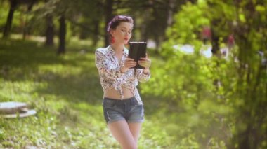 Selfie park yapma gülümseyen genç kız