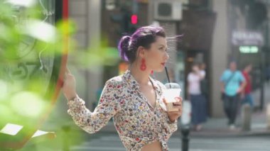 Güzel genç kadın güneşli günde milkshake içme