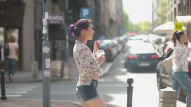 Genç güzel kız sallamak güneşli içme