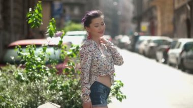 Sokakta güneşli günde poz güzel genç kadın