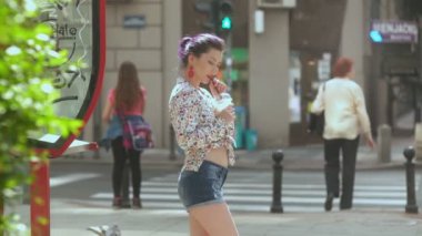 Flört ve shake güneşli içme seksi kadın