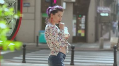 Mutlu kadın güneşli günde milkshake içme