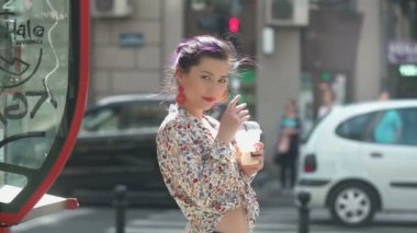 Shake içme ve flört genç güzel kadın