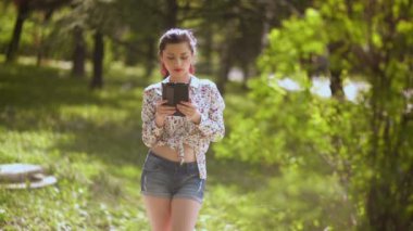 Gülümseyen sexy genç kız parkta selfie fotoğraf yapma