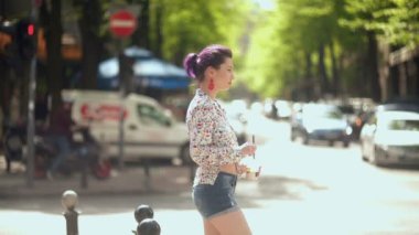 Seksi kadın sokakta sallamak içme