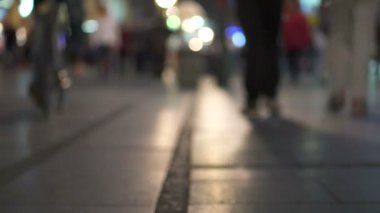 Gece yol geçtikten insanlarla şehir