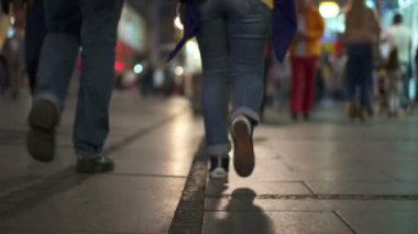 Geniş yol geçiş insanlarla gece şehir