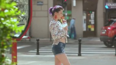 Seksi kadın sallamak güneşli içme