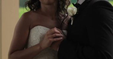 mutlu gelin ve damat sarılma