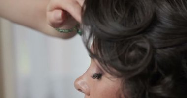 Saç modeli yapmak güzel esmer gelin evlilik için hazırlanıyor