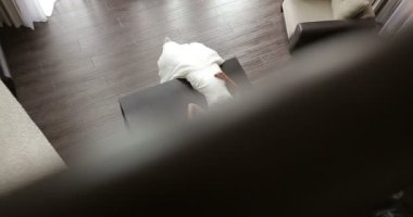 Masanın üzerinde yatan Düğün çifti