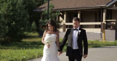 Park 'ta bir çift var.