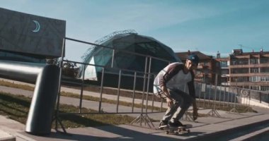 Kaykaycı sokakta çevir