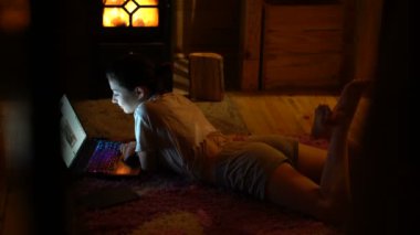 Laptop şömine yakın çalışma seksi serbest meslek