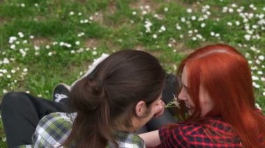 Bahar otların arasında oynayan güzel Çift