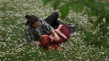 Bir adam bir çiçek kız saç koyar.