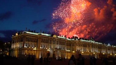 Gece şehir gökyüzünde havai fişek