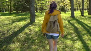 Ormanda yürüyüş yapan kadın.