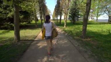 Genç kız güzel yaz Park manzarayı