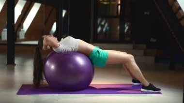 atletik kadın içinde jimnastik salonu kas pompalama