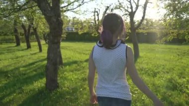 Güzel kız baharda parkta yürüyüş