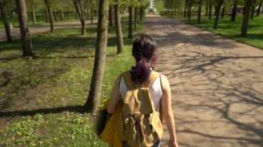 Yaz Park manzarayı turist kız