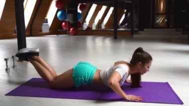 Güzel kadının gönderme yapması ups bir top ile spor salonunda