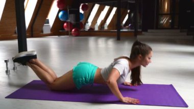kadının yapması Push ups bir top ile spor salonunda