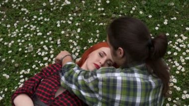 güzel çift çiçekler üzerinde yalan aşık