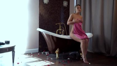 Seksi kız duş aldıktan sonra havlu ile kendini silerek